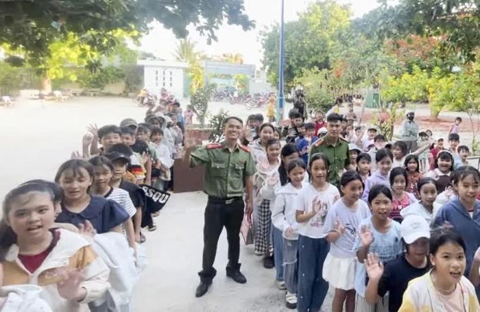 Lớp học tiếng Anh 0 đồng bước đầu thu hút 150 em them gia.