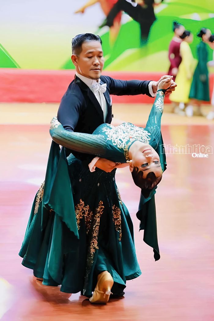 Đôi vận động viên Thanh Duy - Xuân Hòa lịch lãm trong điệu Standard tại Cúp Khiêu vũ thể thao các câu lạc bộ toàn quốc năm 2026.