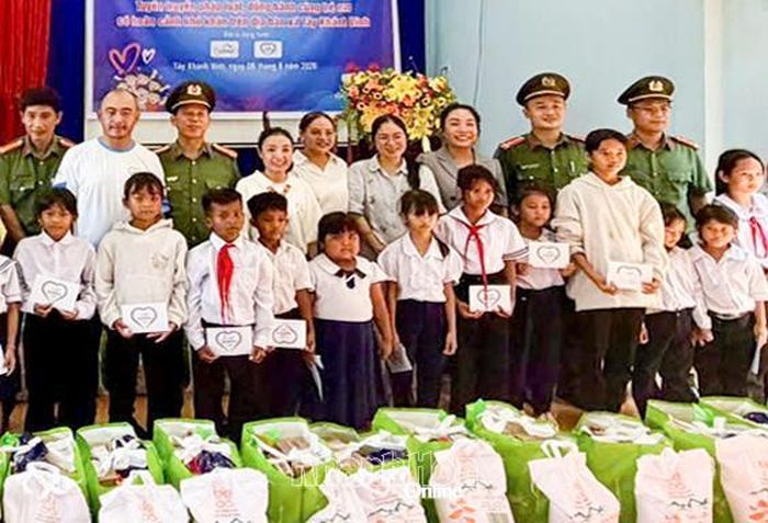 Các đơn vị, mạnh thường quân tặng quà cho học sinh xã Tây Khánh Vĩnh.