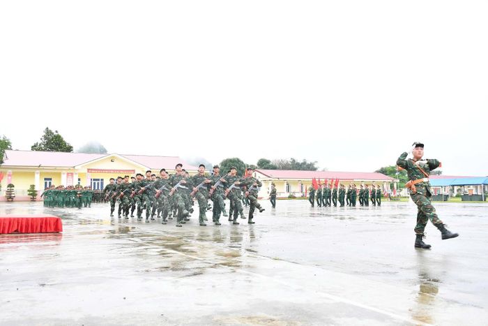 Chiến sĩ tham gia nội dung duyệt đội ngũ.
