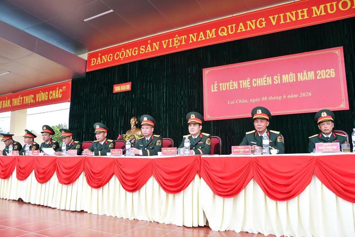 Đại biểu dự buổi lễ.