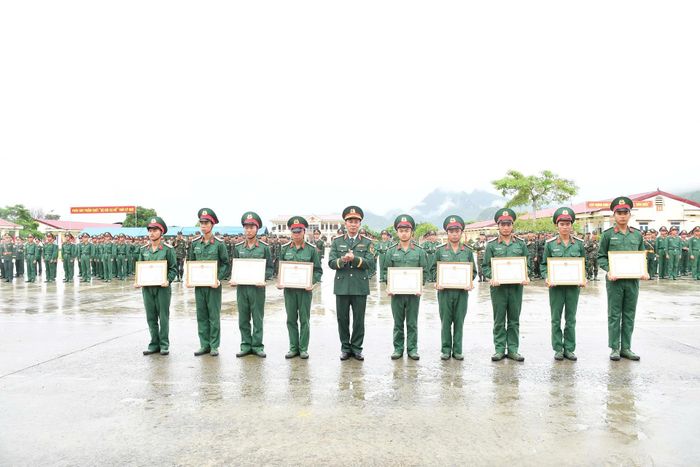 Thượng tá Nguyễn Quang Thanh - Chính ủy Trung đoàn 880 tặng Giấy khen cho các cá nhân hoàn thành xuất sắc nhiệm vụ huấn luyện chiến sĩ mới 2026.