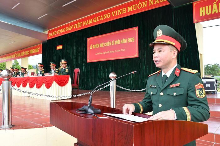 Đại tá Đặng Vĩnh Thụy - Ủy viên Ban Thường vụ Tỉnh ủy, Chỉ huy Trưởng Bộ CHQS tỉnh phát biểu tại buổi lễ.