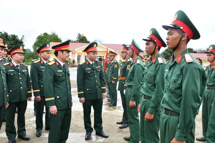 Lãnh đạo Bộ CHQS tỉnh động viên chiến sĩ mới thực hiện tốt nhiệm vụ tại đơn vị mới.