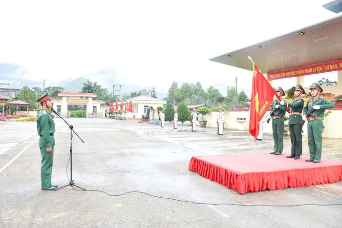 Chiến sĩ mới Chu Văn Mạnh (Trung đội 5, Đại đội 2, Tiểu đoàn Bộ binh 1) thực hiện nghi thức tuyên thệ.