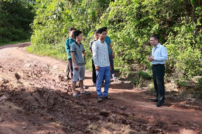 Lãnh đạo xã Hồng Thu cùng người dân xuống kiểm tra thực tế sự xuống cấp của tuyến đường qua bản Nậm Mạ Dạo (xã Hồng thu).