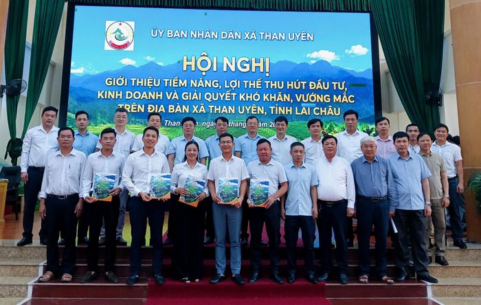 Đại biểu chụp ảnh lưu niệm.