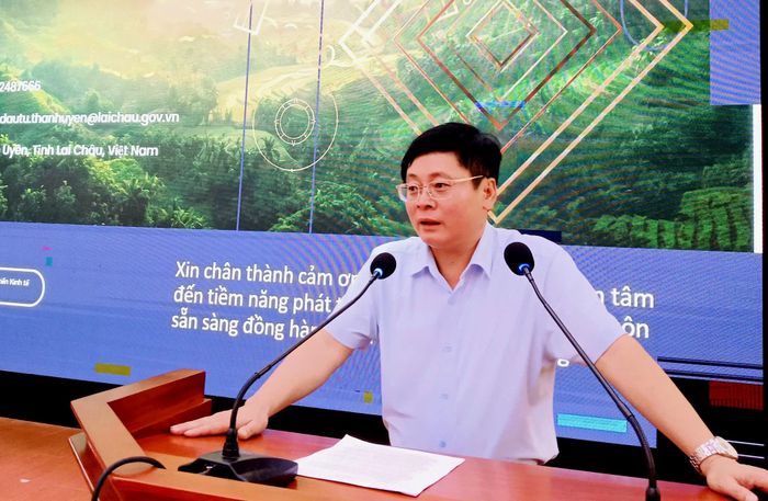 Đồng chí Nguyễn Đình Hùng - Phó Giám đốc Sở Tài chính phát biểu tại hội nghị.