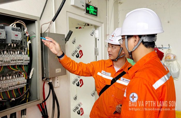 Nhân viên Điện lực xứ Lạng kiểm tra hệ thống điện của khách hàng trên địa bàn quản lý