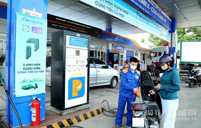 Nhân viên cửa hàng xăng dầu số 8 của Công ty TNHH MTV Petrolimex Lạng Sơn bơm xăng sinh học E10 cho khách hàng