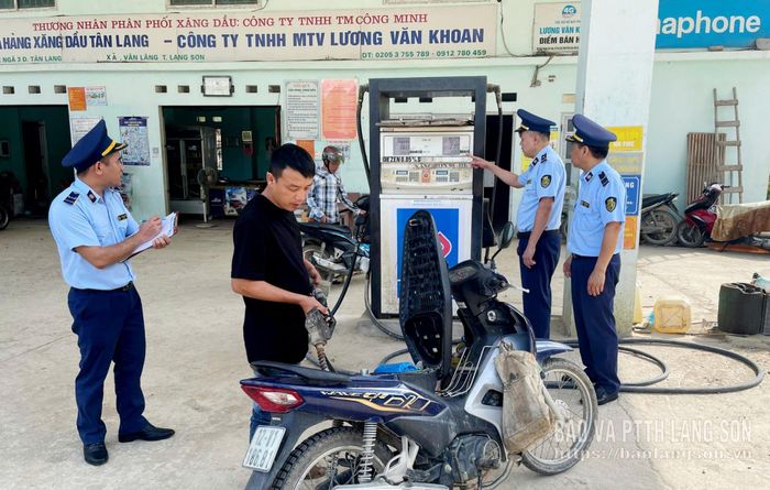 Đội QLTT số 7 giám sát chất lượng xăng sinh học E10 bán ra tại cửa hàng bán lẻ xăng dầu trên địa bàn xã Văn Lãng