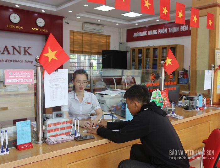 Cán bộ ngân hàng Agribank Chi nhánh Đình Lập Lạng Sơn tư vấn cho khách hàng các gói vay ưu đãi
