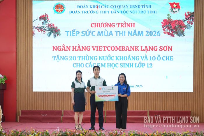 Đại diện Ngân hàng Vietcombank Lạng Sơn trao tặng quà cho đại diện Trường THPT Dân tộc nội trú tỉnh