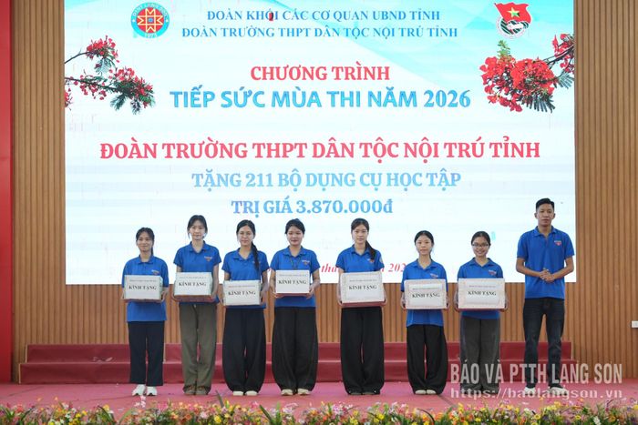 Đoàn Trường THPT Dân tộc nội trú tỉnh tặng quà cho các em học sinh