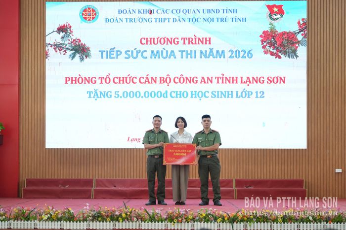 Đại diện Phòng Cảnh sát hình sự, Công an tỉnh trao tặng quà cho đại diện Trường THPT Dân tộc nội trú tỉnh