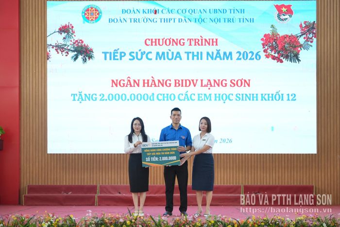 Đại diện Ngân hàng BIDV Lạng Sơn trao quà cho đại diện Trường THPT Dân tộc nội trú tỉnh