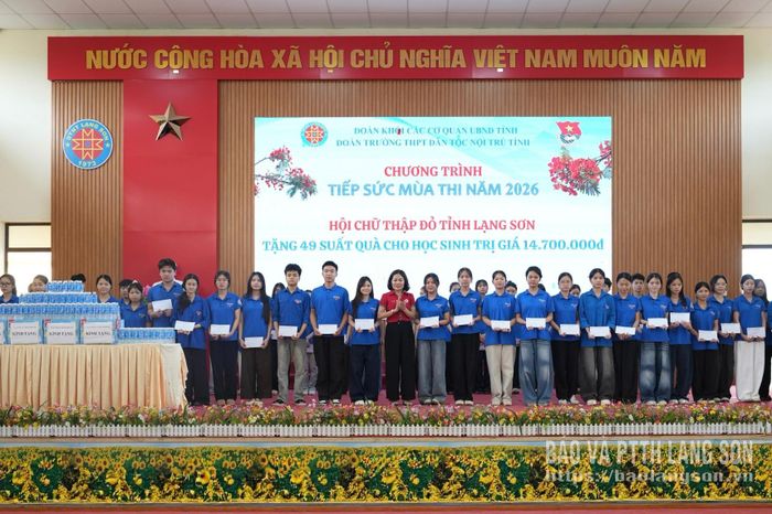 Đại diện Hội Chữ thập đỏ tỉnh trao quà cho các em học sinh