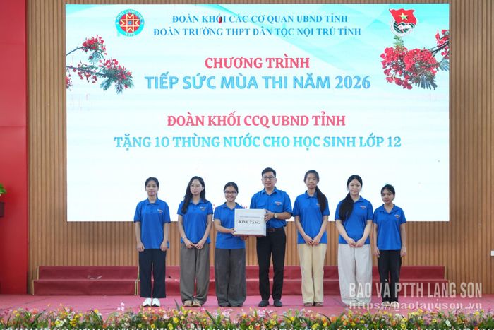 Đại diện Đoàn khối các cơ quan UBND tỉnh trao quà cho các em học sinh