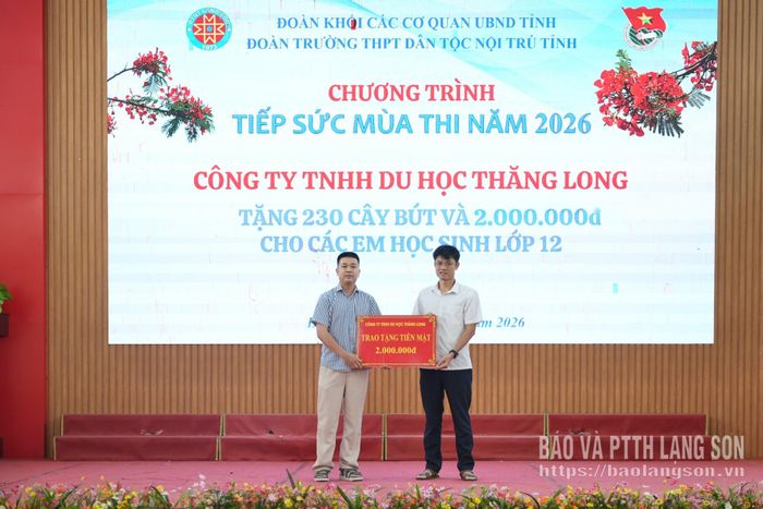 Đại diện Công ty TNHH Du học Thăng Long trao tặng quà cho đại diện Trường THPT Dân tộc nội trú tỉnh