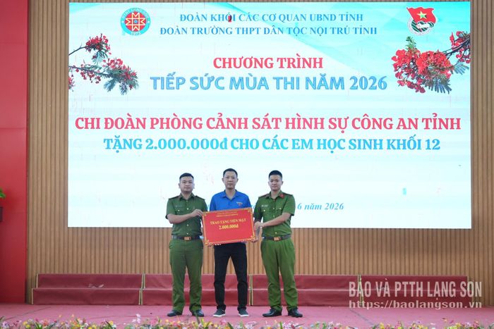 Đại diện Phòng Cảnh sát hình sự, Công an tỉnh trao tặng quà cho đại diện Trường THPT Dân tộc nội trú tỉnh