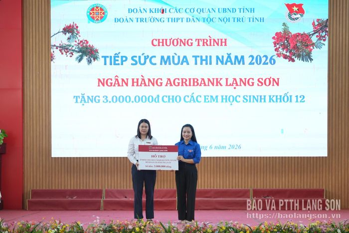 Đại diện Agribank Lạng Sơn trao quà cho đại diện Trường THPT Dân tộc nội trú tỉnh