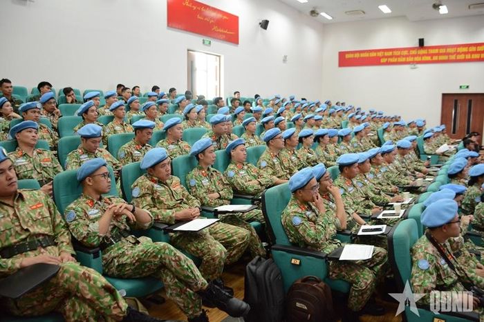 Tham gia trao đổi kinh nghiệm có các cán bộ chuẩn bị triển khai và đã kết thúc nhiệm kỳ tại địa bàn phái bộ.