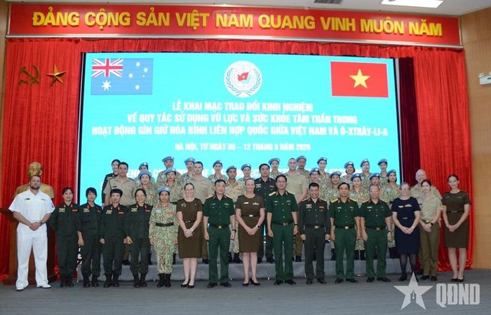 Các đại biểu chụp ảnh chung tại lễ khai mạc.