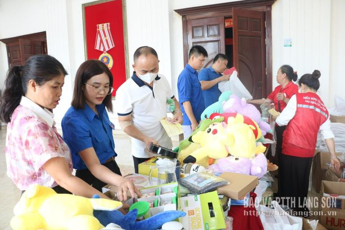 Các tình nguyện viên hiến máu nhận quà tại ngày hội