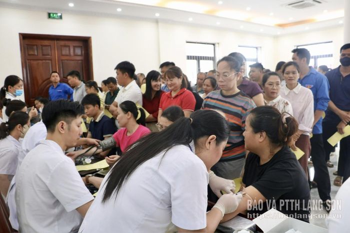 Các tình nguyện viên khám sàng lọc tại ngày hội