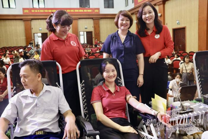 Các đại biểu động viên tình nguyện viên tham gia hiến máu tại ngày hội