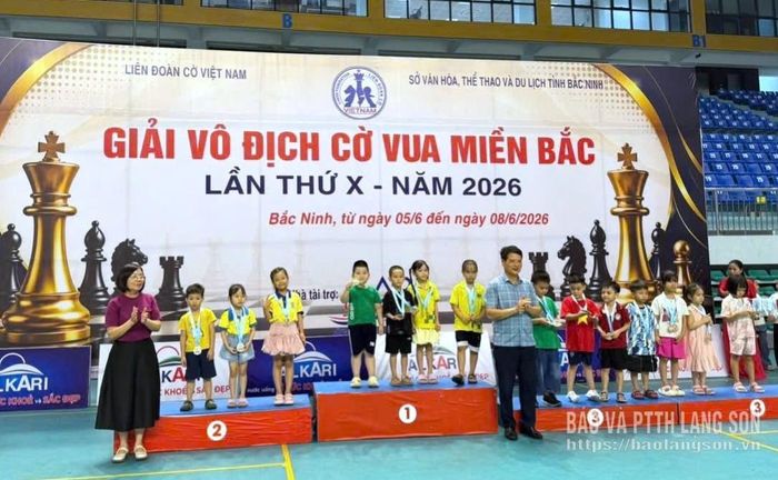 VĐV Lâm Nguyễn An Khang (áo xanh bục số 1) nhận huy chương vàng nội dung cờ nhanh lứa tuổi U6