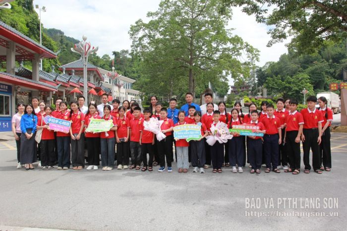 Các đại biểu tham gia chương trình chụp ảnh lưu niệm tại Cửa khẩu Quốc tế Hữu Nghị