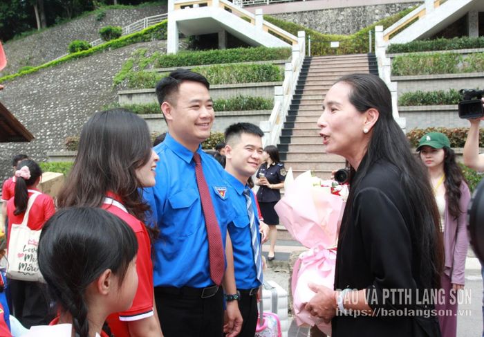 Đồng chí Dương Chí Linh, Trưởng Ban bảo vệ quyền lợi, Khu đoàn Quảng Tây đón đoàn thiếu nhi Lạng Sơn và Tuyên Quang và trao đổi thông tin với lãnh đạo Tỉnh đoàn Lạng Sơn