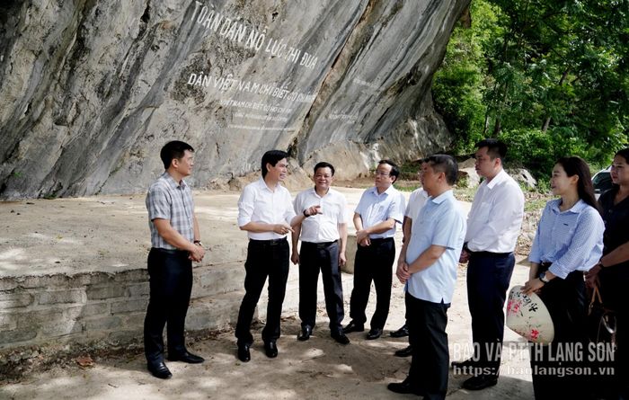 Đồng chí Bí thư Tỉnh ủy và các thành viên đoàn khảo sát điểm du lịch Làng du lịch cộng đồng Mông Ân tại xã Bình Gia