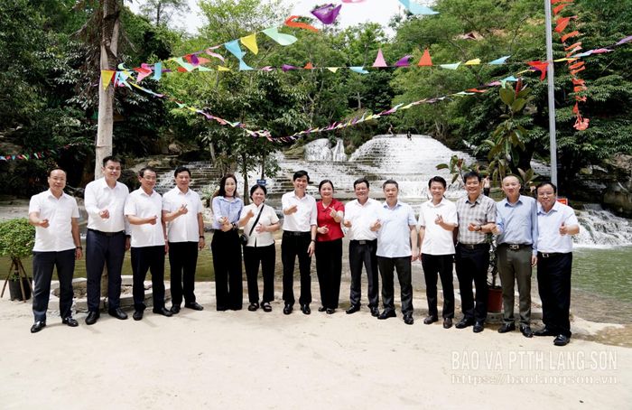 Đồng chí Hoàng Quốc Khánh, Ủy viên Trung ương Đảng, Bí thư Tỉnh ủy chụp ảnh lưu niệm cùng các thành viên Đoàn công tác, lãnh đạo một số xã và chủ doanh nghiệp đầu tại khu du lịch sinh thái thác Tiên Nữ
