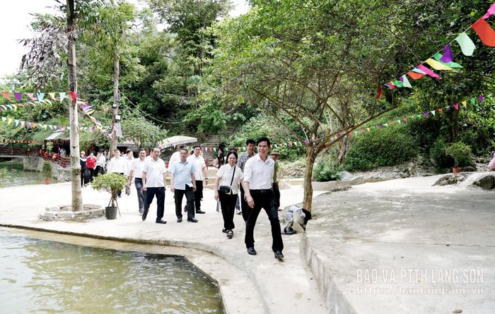 Đồng chí Bí thư Tỉnh ủy và các thành viên đoàn khảo sát khu du lịch sinh thái thác Tiên Nữ tại xã Thiệt Thuật và xã Bình Gia