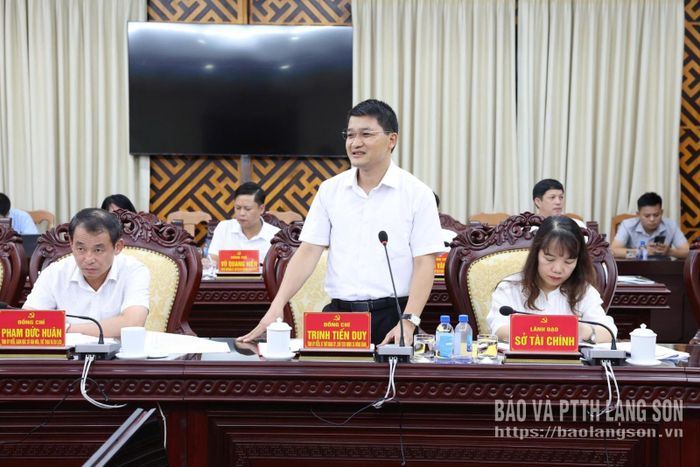 Lãnh đạo xã Đồng Đăng nêu ý kiến tại hội nghị