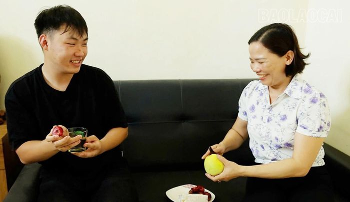 Người thân động viên em Đặng Huy Hoàng, học sinh Trường THPT Lê Quý Đôn, xã Trấn Yên trước kỳ thi tốt nghiệp THPT.