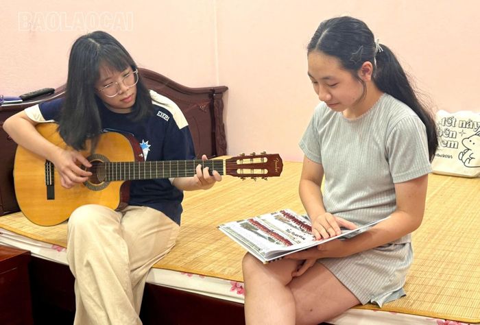 Phút thư giãn của Lý Minh Ngọc và em gái.