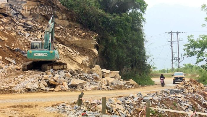 Nhà thầu tập trung nhân lực, máy móc, đẩy nhanh tiến độ thi công Dự án Xử lý các vị trí tiềm ẩn nguy cơ tai nạn giao thông trên đoạn Km183 - Km188, Quốc lộ 4D, thuộc địa phận xã Mường Khương.