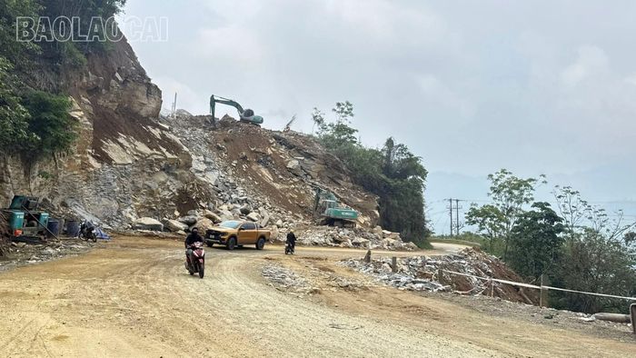 Quốc lộ 4D là tuyến giao thông huyết mạch, giữ vai trò cửa ngõ quan trọng kết nối xã Mường Khương với các địa phương trong khu vực.