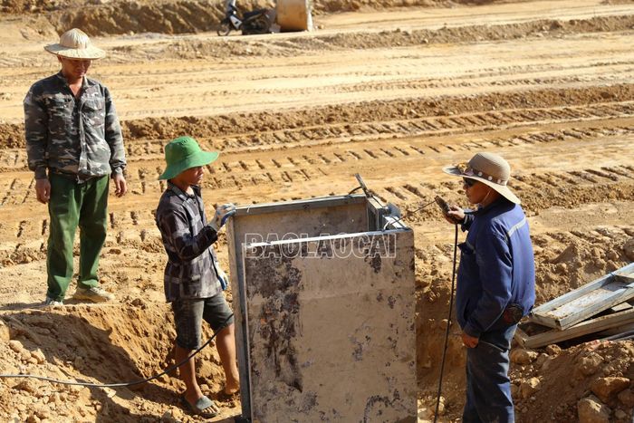  Tại công trường Dự án Đại lộ Trần Hưng Đạo kéo dài, các công nhân đang khẩn trương triển khai thi công các hạng mục rãnh thoát nước, hố ga và các hạng mục kỹ thuật khác theo tiến độ đề ra. 