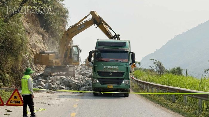 Đơn vị thi công lắp đặt cảnh báo, bố trí công nhân hướng dẫn, phân luồng giao thông giúp người dân đi lại qua điểm thi công hạ tầng giao thông được an toàn.