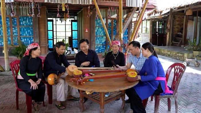 Ông Lồ A Chung (thứ 3 từ trái sang) với khát vọng "kể" câu chuyện văn hóa trên không gian số.