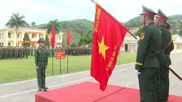 Chiến sĩ mới Sư đoàn 355 thực hiện nghi thức tuyên thệ trước Quân kỳ Quyết thắng.