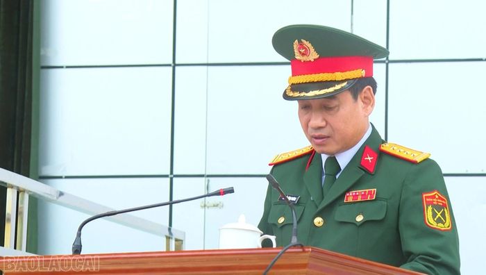 Đại tá Nguyễn Công Phương - Chính ủy Sư đoàn 355, Quân khu 2 phát biểu tại buổi lễ.