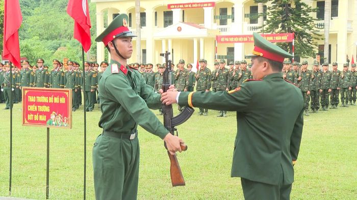 Chiến sĩ mới nhận súng từ lãnh đạo Sư đoàn 355.