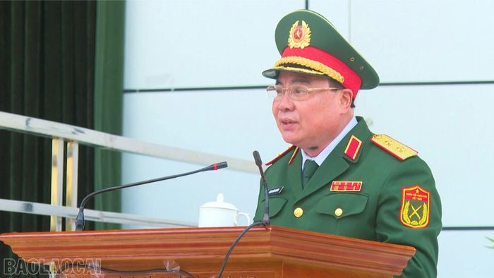 Trung tướng Phạm Đức Duyên - Bí thư Đảng ủy, Chính ủy Quân khu 2 phát biểu chỉ đạo tại lễ tuyên thệ.