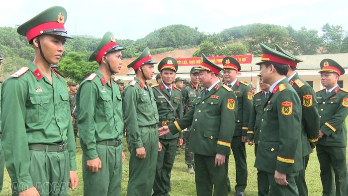 Lãnh đạo Quân khu 2 thăm, động viên các chiến sĩ mới.