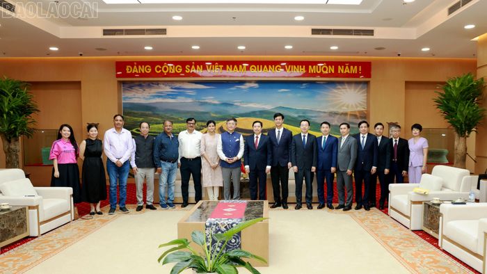 Lãnh đạo tỉnh Lào Cai và Đoàn công tác Đại sứ quán Ấn Độ tại Việt Nam trao quà lưu niệm và chụp ảnh chung.